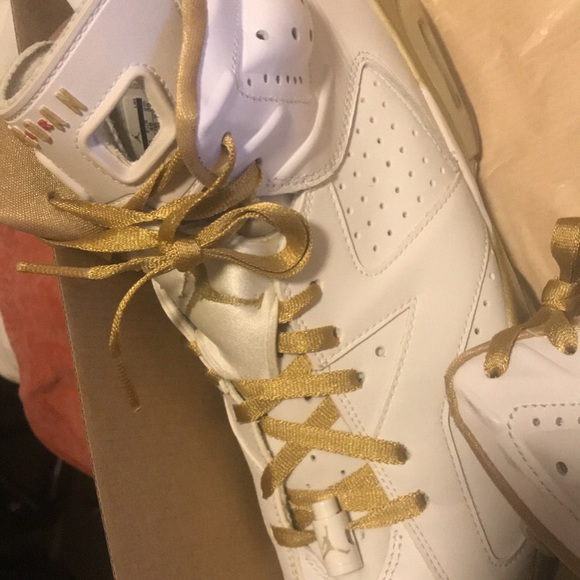 Athletic_Shoes
